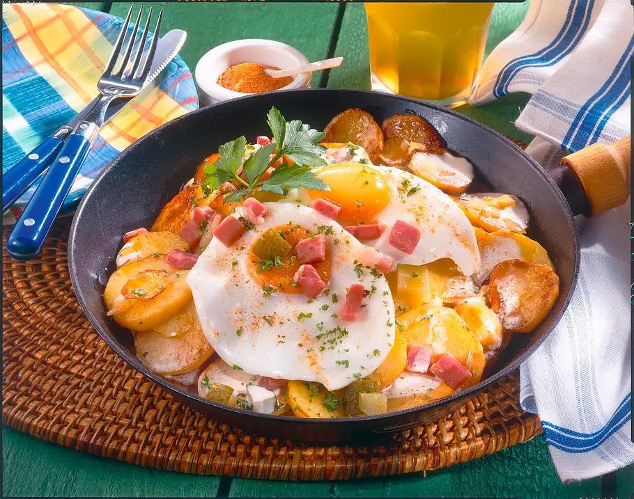 Sahniges Bauernfrühstück mit Spiegelei Rezept Sahniges Bauernfrühstück mit Spiegelei Rezept