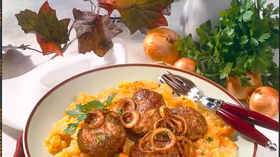 Sahniges Steckrüben-Kartoffel-Möhren-Ragout zu Frikadellen Rezept - Foto: Scarlini