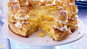 Saint Honoré-Torte mit Aprikosenkompott und Vanillesahne Rezept - Foto: House of Food / Bauer Food Experts KG