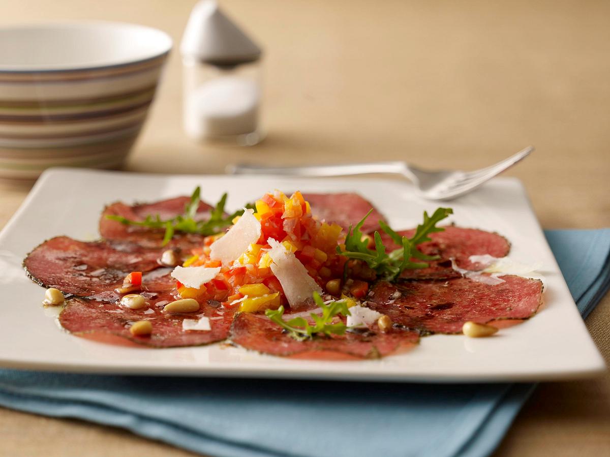 Salami-Carpaccio mit Paprika-Concassée Rezept