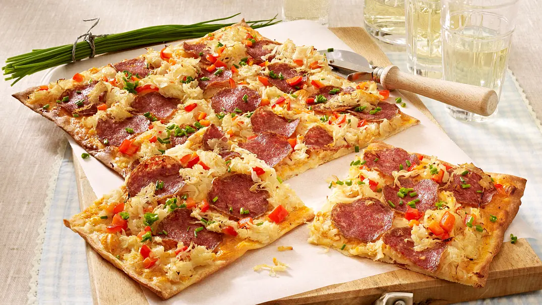Salami-Flammkuchen Rezept - Foto: LECKER @ Bauer Media Group Salami-Flammkuchen Rezept - Foto: LECKER @ Bauer Media Group
