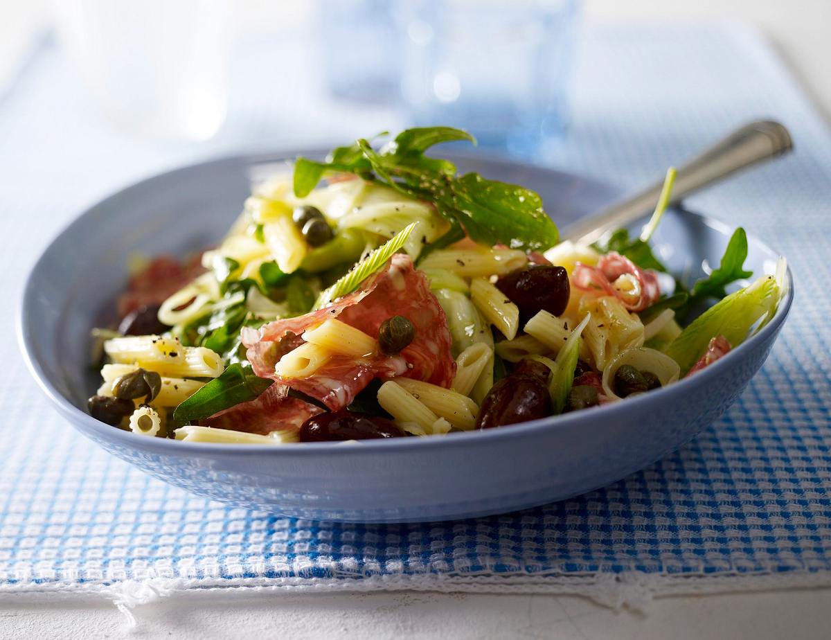 Salami-Nudel-Salat mit Fenchel, Kapern und Oliven Rezept