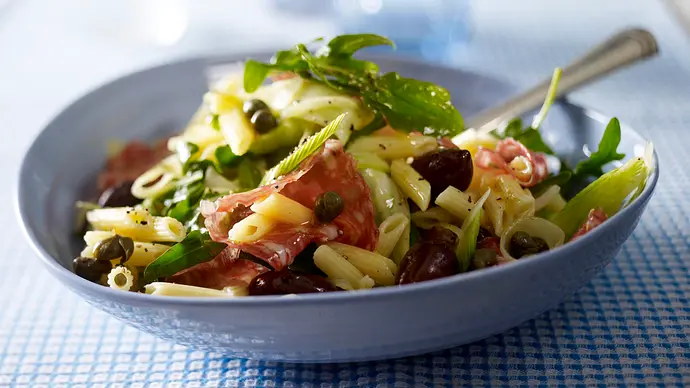 Salami-Nudel-Salat mit Fenchel, Kapern und Oliven Rezept - Foto: LECKER @ Bauer Media Group Salami-Nudel-Salat mit Fenchel, Kapern und Oliven Rezept - Foto: LECKER @ Bauer Media Group