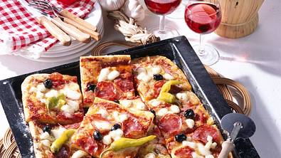 Salami-Pizza vom Blech Rezept - Foto: LECKER @ Bauer Media Group