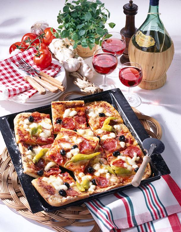SalamiPizza vom Blech Rezept LECKER