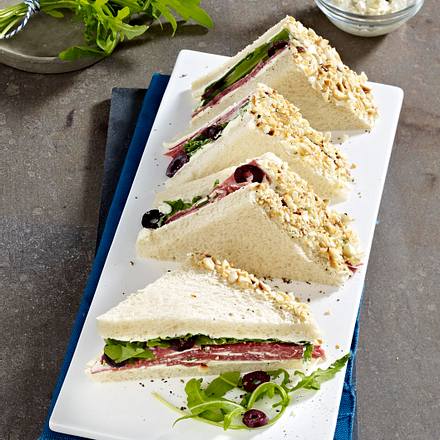 Salami-Sandwich mit Pfeffer-Frischkäsecreme und Haselnussrand Rezept