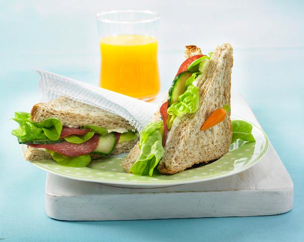Salami-Sandwich mit Salatgurke und Meerettich-Frischkäse Rezept | LECKER