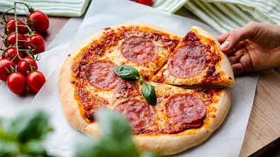Salamipizza Rezept - Foto: LECKER @ Bauer Media Group