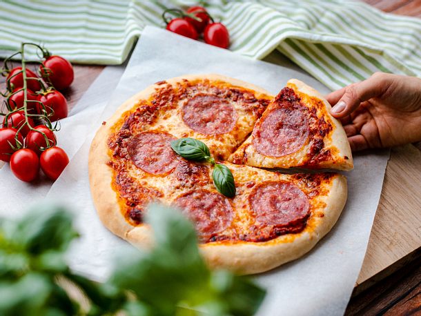 Salamipizza Rezept | LECKER