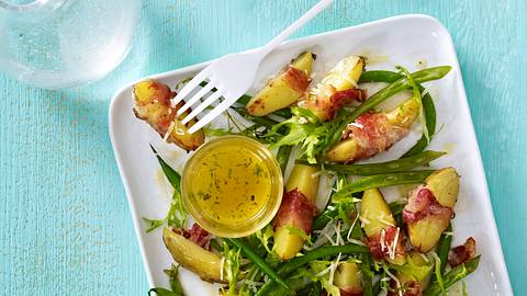 Salat aus in Pancetta gerösteten Kartoffeln mit Prinzessbohnen und Zitronen-Honig-Thymian-Vinaigrette Rezept - Foto: Fucke, Johannes