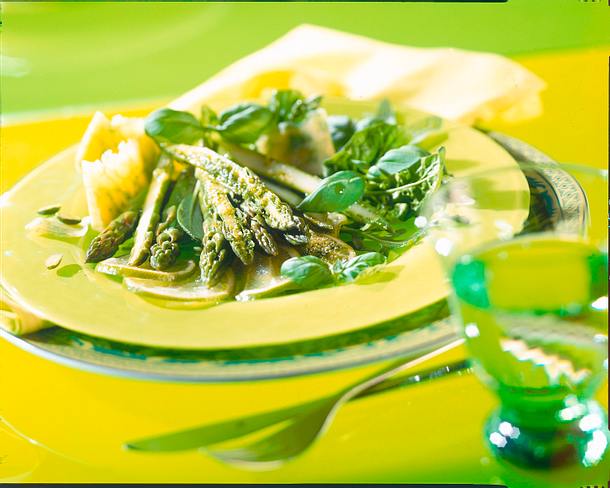Salat aus Spinat und Rauke mit Limetten-Pistazien-Pesto Rezept Salat aus Spinat und Rauke mit Limetten-Pistazien-Pesto Rezept