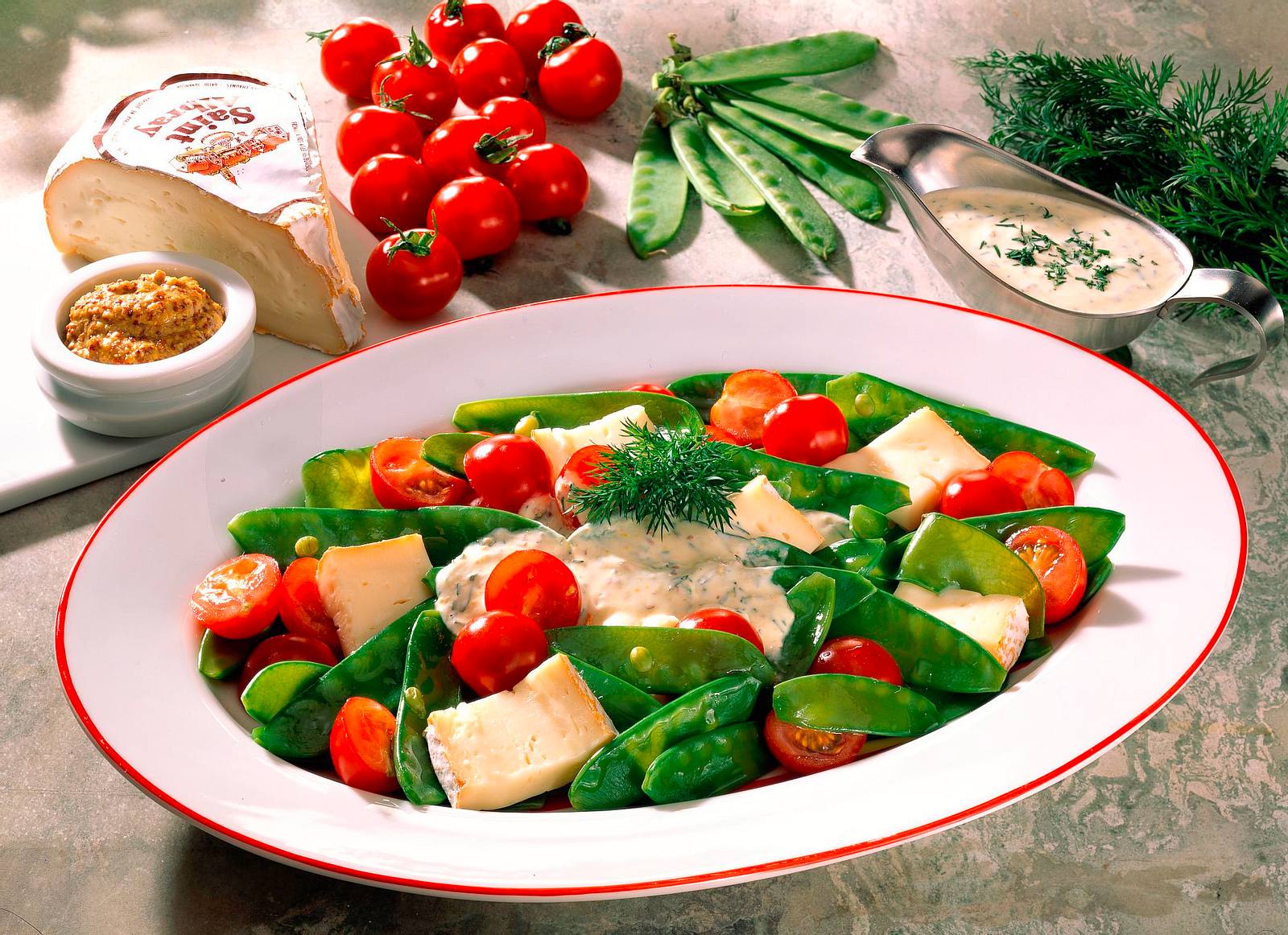 Salat aus Zuckererbsen, Kirschtomaten und Käse mit Rezept | LECKER
