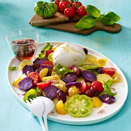 Salat aus zweierlei Kartoffeln mit bunten Tomaten, Büffelmozzarella und kleinen schwarzen Oliven Rezept Salat aus zweierlei Kartoffeln mit bunten Tomaten, Büffelmozzarella und kleinen schwarzen Oliven Rezept