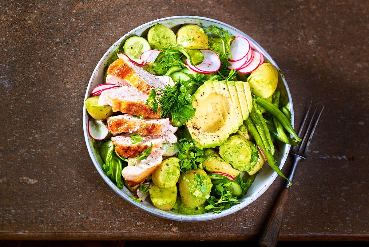 Salat-Bowl mit Radieschendressing Rezept