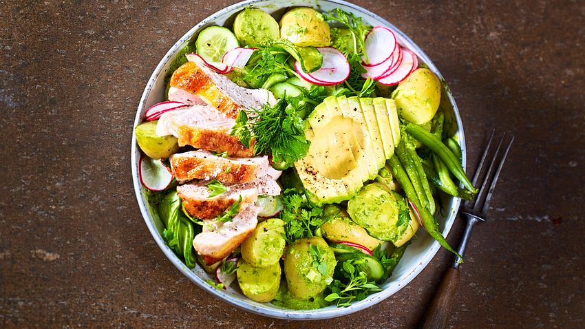 Salat-Bowl mit Radieschendressing Rezept - Foto: House of Food / Bauer Food Experts KG