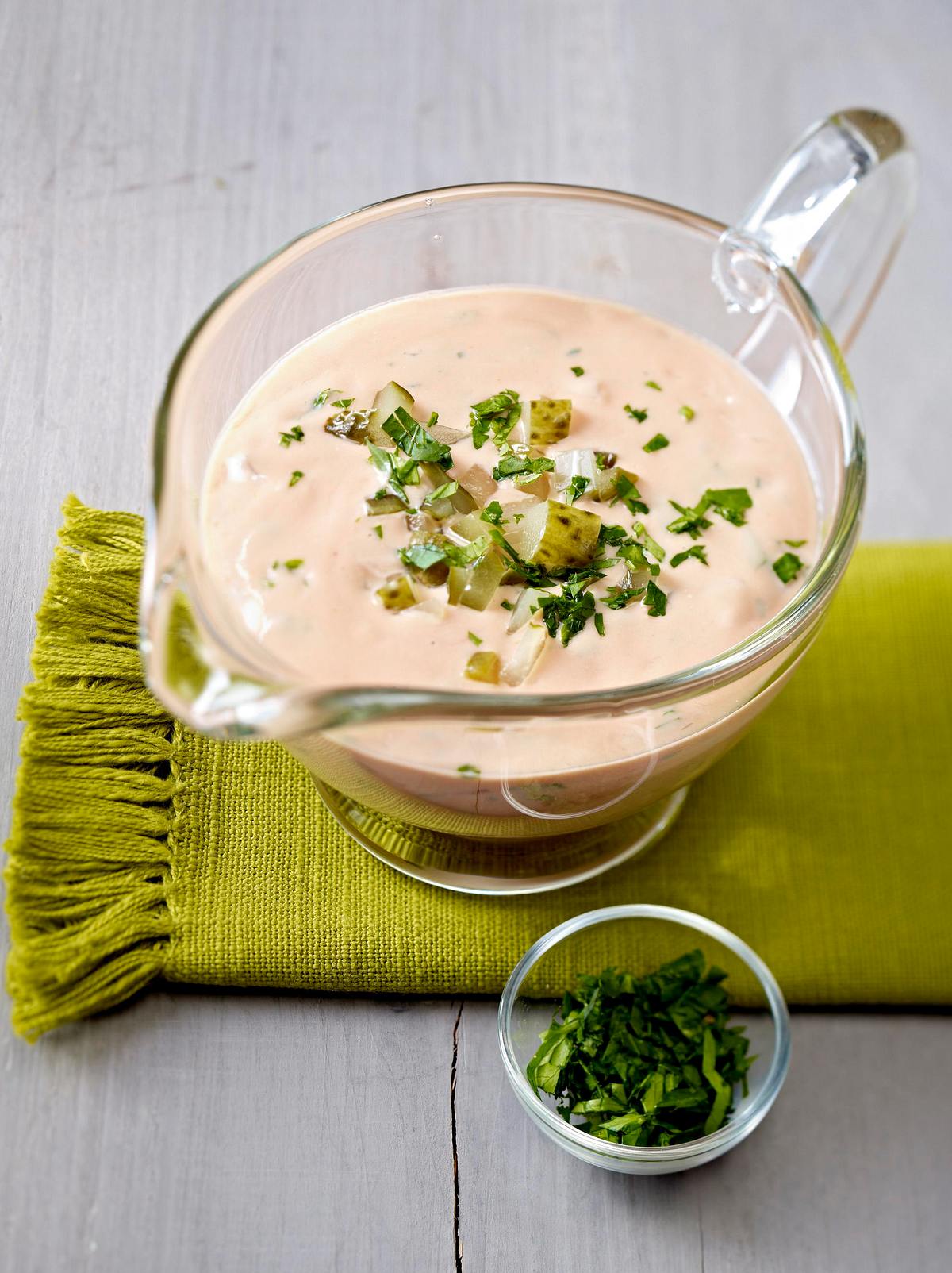 Salat-Dressing mit Dickmilch, Ketchup, Salzgurken und Kräutern Rezept