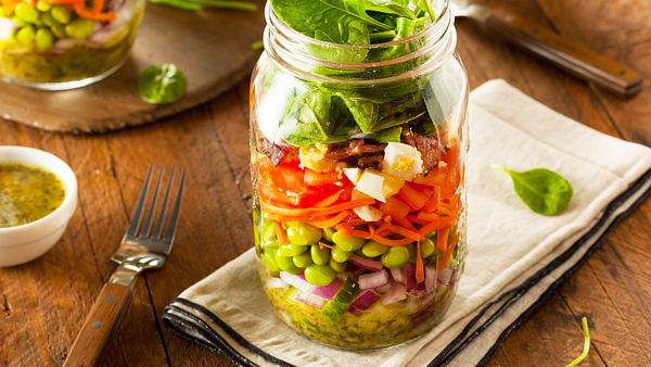 Salat im Glas ist praktisch fürs Büro - Foto: Brent Hofacker - Fotolia.com