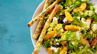 Salat mit Aprikosen und Brombeeren Rezept - Foto: LECKER @ Bauer Media Group