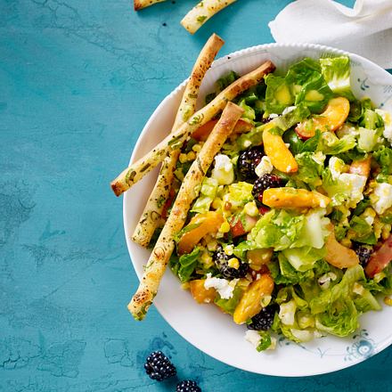 Salat mit Aprikosen und Brombeeren Rezept Salat mit Aprikosen und Brombeeren Rezept
