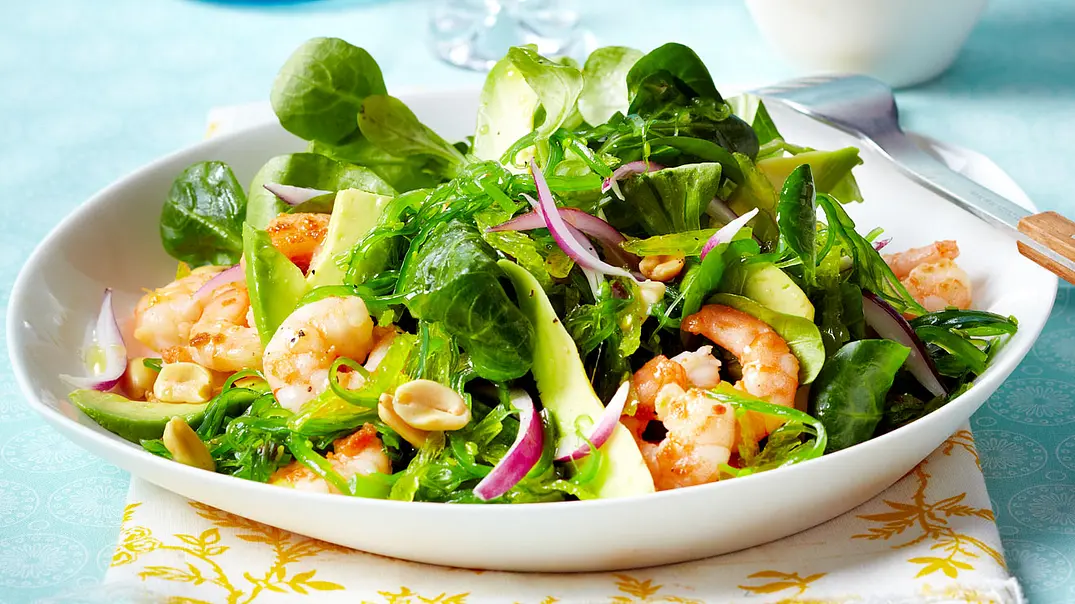 Salat mit Avocado, Algen, Garnelen und Feldsalat Rezept - Foto: LECKER @ Bauer Media Group