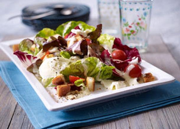 Salat mit Büffel-Mozzarella und Caesar-Salad-Soße Rezept Salat mit Büffel-Mozzarella und Caesar-Salad-Soße Rezept