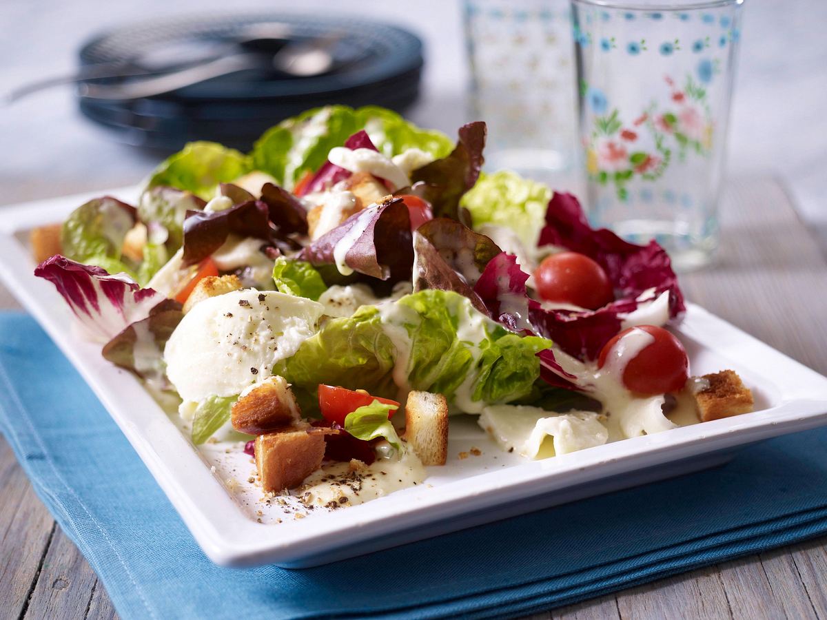 Salat mit Büffel-Mozzarella und Caesar-Salad-Soße Rezept