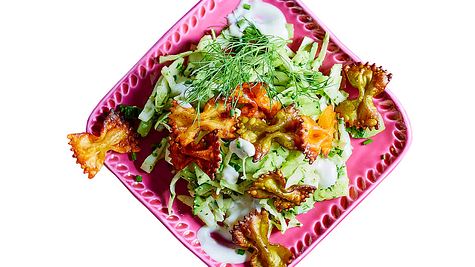 Salat mit Farfalle-Chips Rezept - Foto: House of Food / Bauer Food Experts KG