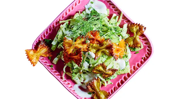 Salat mit Farfalle-Chips Rezept - Foto: LECKER @ Bauer Media Group