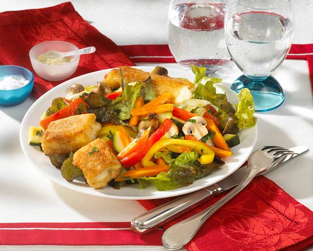 Salat mit gebackenem Fetakäse Rezept Salat mit gebackenem Fetakäse Rezept