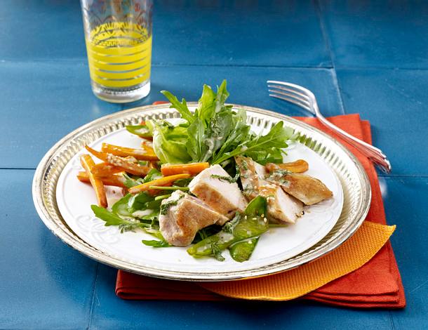 Salat mit gebratenem Hähnchenfilet und Minzedressing Rezept Salat mit gebratenem Hähnchenfilet und Minzedressing Rezept