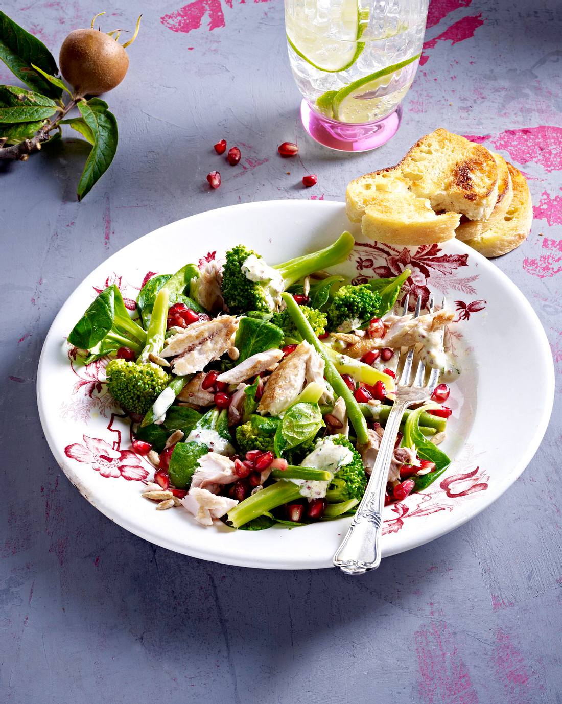 Salat mit gebratener Makrele und Granatapfelkernen Rezept | LECKER