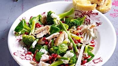 Salat mit gebratener Makrele und Granatapfelkernen Rezept - Foto: LECKER @ Bauer Media Group