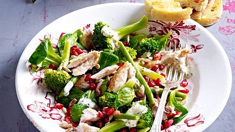 Salat mit gebratener Makrele und Granatapfelkernen Rezept - Foto: House of Food / Bauer Food Experts KG