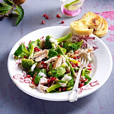 Salat mit gebratener Makrele und Granatapfelkernen Rezept Salat mit gebratener Makrele und Granatapfelkernen Rezept