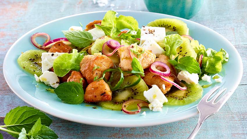 Salat mit grüner Kiwi, Pute und Feta Rezept - Foto: House of Food / Bauer Food Experts KG