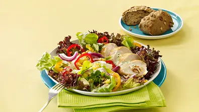 Salat mit Hähnchenstreifen Rezept - Foto: LECKER @ Bauer Media Group