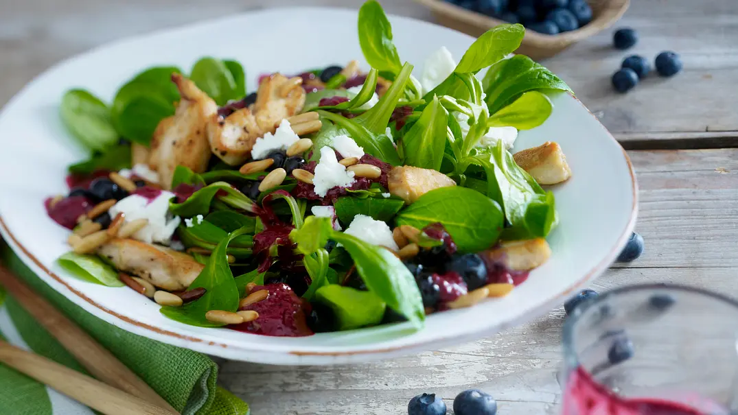 Salat mit Hähnchenstreifen Rezept - Foto: LECKER @ Bauer Media Group