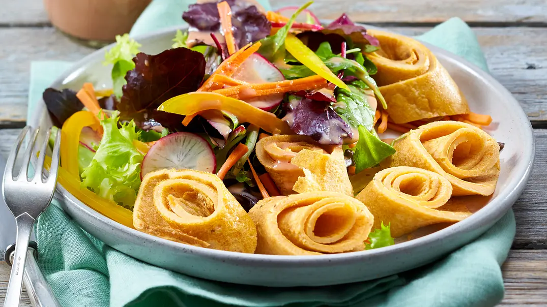 Salat mit Omelettschnecken Rezept - Foto: LECKER @ Bauer Media Group Salat mit Omelettschnecken Rezept - Foto: LECKER @ Bauer Media Group