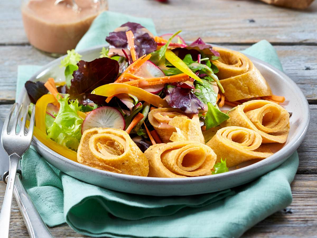 Salat mit Omelettschnecken Rezept