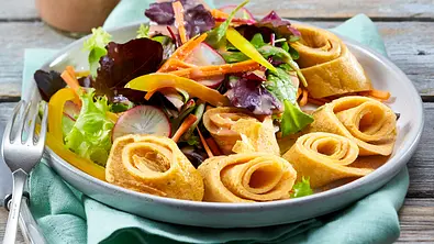 Salat mit Omelettschnecken Rezept - Foto: LECKER @ Bauer Media Group