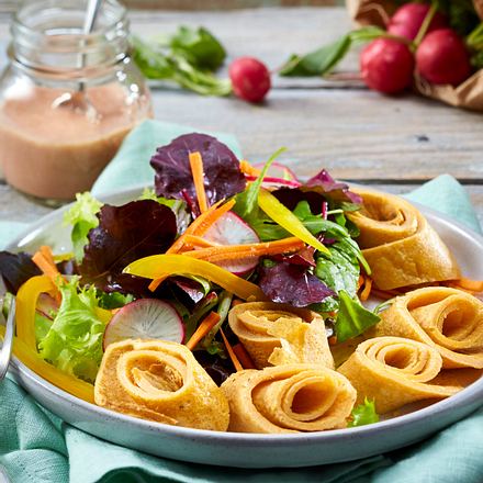 Salat mit Omelettschnecken Rezept Salat mit Omelettschnecken Rezept