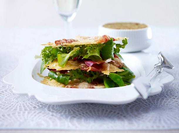 Salat mit Schinken-Parmesan-Chips Rezept