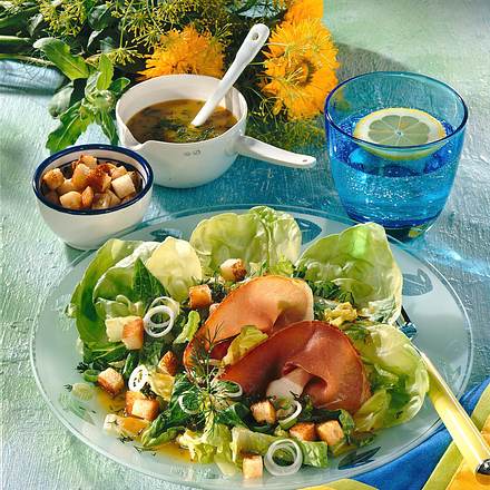 Salat mit Schinken & Croûtons Rezept