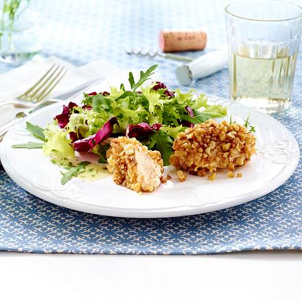 Salat mit Spundekäspralinen und Walnüssen Rezept Salat mit Spundekäspralinen und Walnüssen Rezept