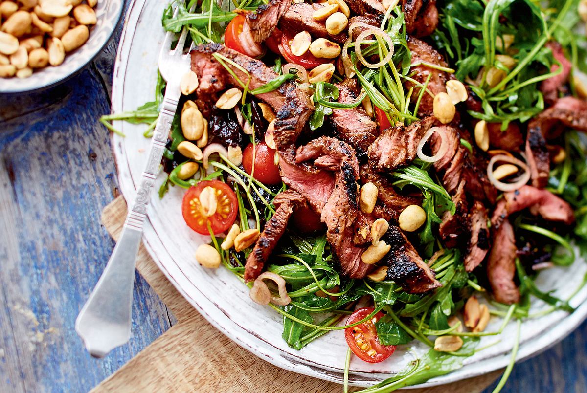 Salat mit Steakstreifen und Pflaumendressing Rezept