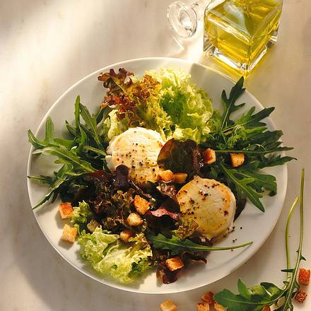 Salat Mit Uberbackenen Ziegenkase Rezept Lecker