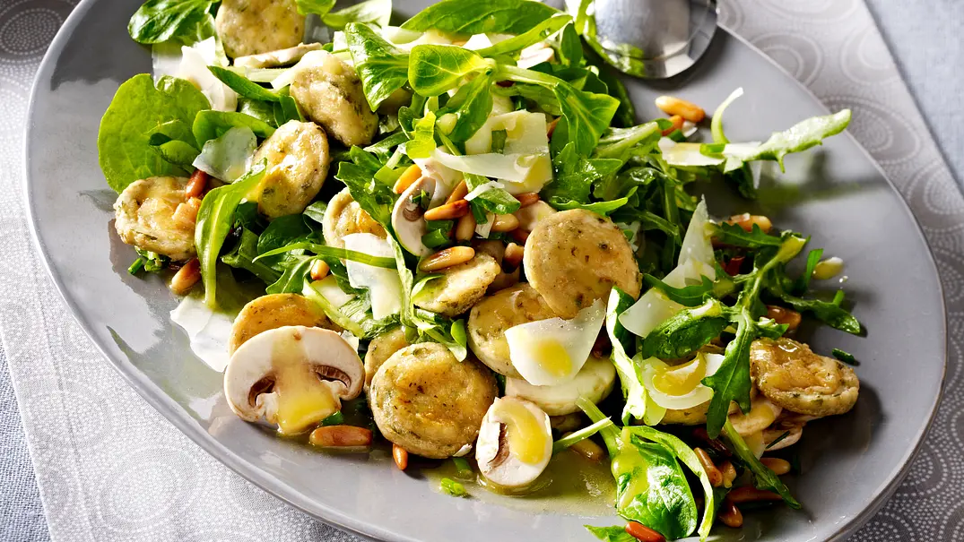 Salat mit Weißwurst und Pilzen Rezept - Foto: LECKER @ Bauer Media Group
