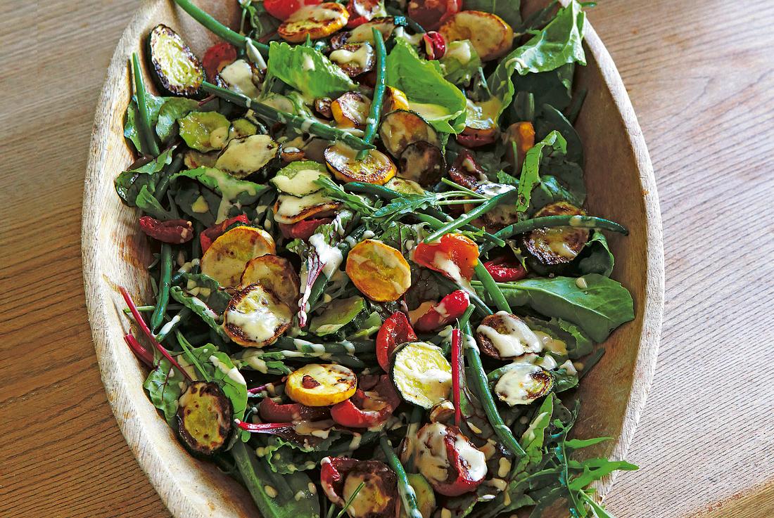 Salat mit Zucchini, grünen Bohnen und Tahini-Dressing Rezept