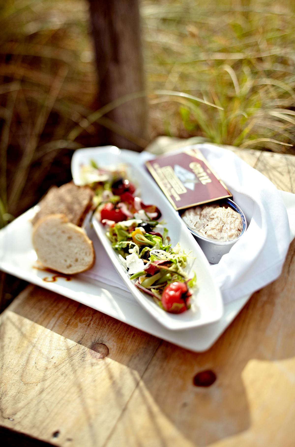 Salat Nizza mit Thunfisch und Baguette Rezept