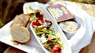 Salat Nizza mit Thunfisch und Baguette Rezept - Foto: LECKER @ Bauer Media Group Salat Nizza mit Thunfisch und Baguette Rezept - Foto: LECKER @ Bauer Media Group
